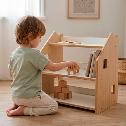 niño jugando con una estanteria en forma de casa